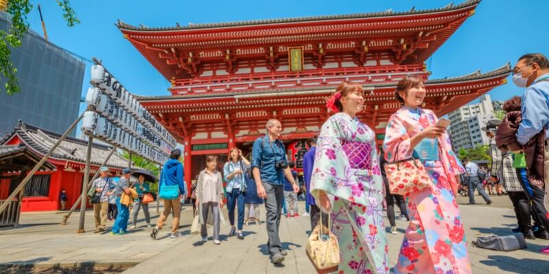 young-women-in-komon-kimono-at-sensoji-temple