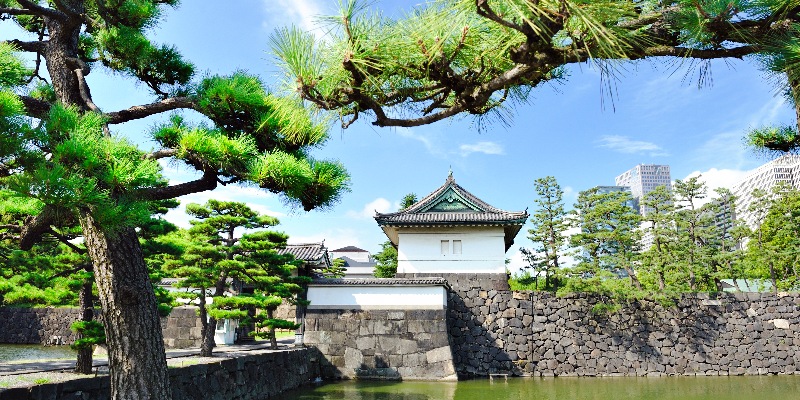 Imperial-palace-and-city-skyline-in-Tokyo