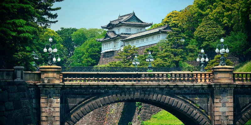 Tokyo-Imperial-Palace-with-bridge-over-the-river